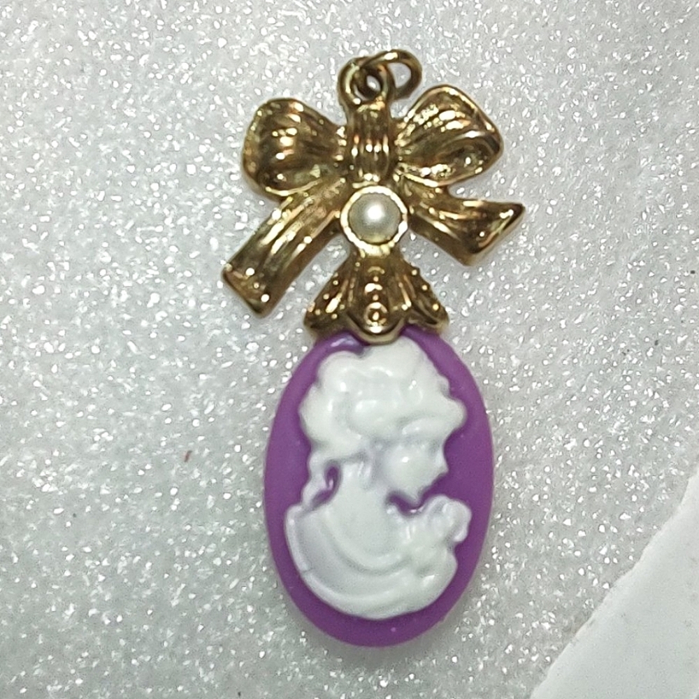 Vintage Bow w/Orchid Cameo Right face Pendant